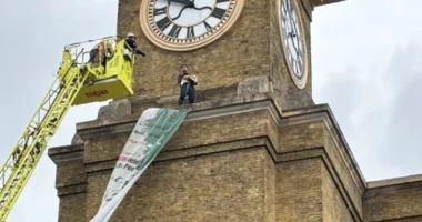 Rendkívüli incidens a King’s Cross állomásnál: kutyájával együtt mászott fel az óratoronyra egy tüntető