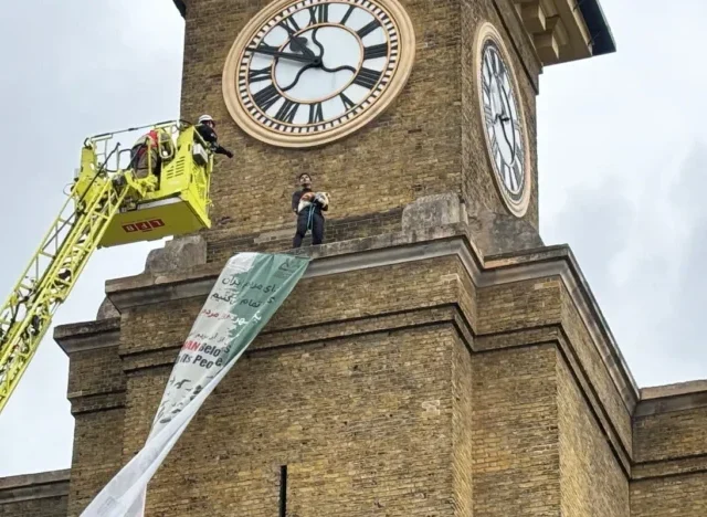 Rendkívüli incidens a King’s Cross állomásnál: kutyájával együtt mászott fel az óratoronyra egy tüntető