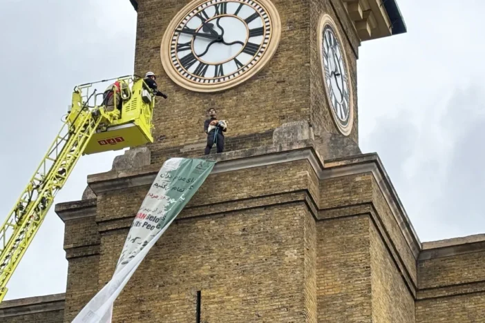 Rendkívüli incidens a King’s Cross állomásnál: kutyájával együtt mászott fel az óratoronyra egy tüntető Rendkívüli incidens a King’s Cross állomásnál: kutyájával együtt mászott fel az óratoronyra egy tüntető