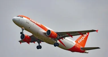 Káosz az EasyJet egyik angliai járatán - a pilóta nem volt hajlandó felszállni, mert „büdös szag volt”, és ez még csak a kezdet...
