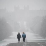 Iskolák zártak be és számos repülőjáratot töröltek a hó és fagy miatt: -15C-ot is mértek az éjjel Nagy-Britanniában és 3-as szintű hideg időjárási  riasztás van érvényben