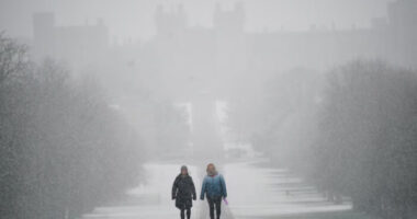 Iskolák zártak be és számos repülőjáratot töröltek a hó és fagy miatt: -15C-ot is mértek az éjjel Nagy-Britanniában és 3-as szintű hideg időjárási  riasztás van érvényben