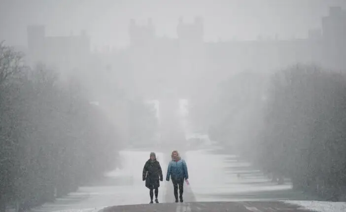Iskolák zártak be és számos repülőjáratot töröltek a hó és fagy miatt: -15C-ot is mértek az éjjel Nagy-Britanniában és 3-as szintű hideg időjárási  riasztás van érvényben 1