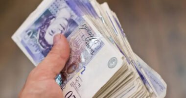 Szuper hír! Milliók éves fizetése nő mától több, mint 1000 fonttal Nagy-Britanniában