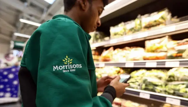 Több tízezer dolgozójának £10.20-ra emeli a minimálbérét a Morrisons Nagy-Britanniában, sőt Londonban még ennél is majdnem egy fonttal magasabbra 1