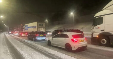 Ezrek rekedtek az autóikban az M62-es autópályán éjszakára a hóvihar miatt Angliában 14