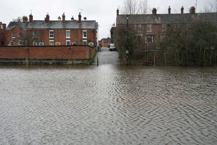 Hatalmas áradások a felhőszakadás miatt Angliában: kisebb települések és lakónegyedek is víz alá kerültek, megdöbbentő képek 6