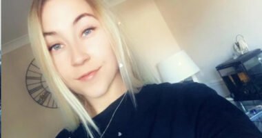 Kirúgták a munkahelyéről mert hétfőnként beteget jelentett, most több ezer fontot kapott emiatt ez a fodrász lány Nagy-Britanniában