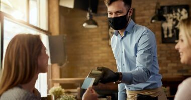 Jelentősen emelkedik Nagy-Britanniában a bankkártyáink contactless (érintős) fizetési limitje