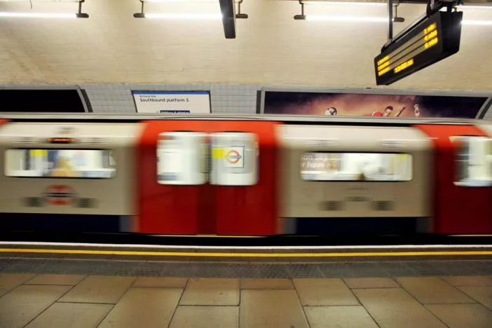 Egy férfit arcon késeltek, egy terhes nőt pedig hasba vágtak és megrángattak a londoni metrón 6