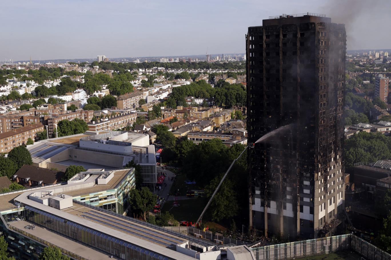 Hatalmas tűz egy londoni lakótömbben: az emberek az ablakokon ugráltak ki 6