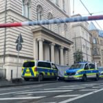 Egy ember levágott fejét hagyták egy bíróság épületének lépcsőjén, miután a testét a közeli folyóba dobták