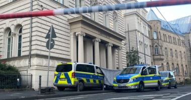 Egy ember levágott fejét hagyták egy bíróság épületének lépcsőjén, miután a testét a közeli folyóba dobták