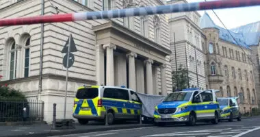 Egy ember levágott fejét hagyták egy bíróság épületének lépcsőjén, miután a testét a közeli folyóba dobták 3