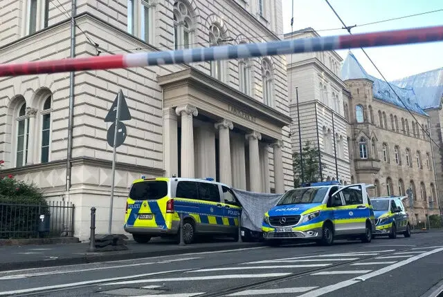 Egy ember levágott fejét hagyták egy bíróság épületének lépcsőjén, miután a testét a közeli folyóba dobták 1