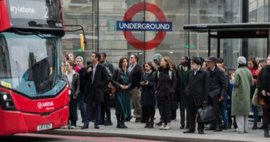 Mennyivel emelkednek a londoni metró- és buszjegy árak, és mikortól?