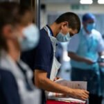 Hatalmas bajban az NHS: A történelem legsúlyosabb munkaerő válsága zajlik és a Covid és a mentális egészségi problémák miatt tovább romlik a helyzet