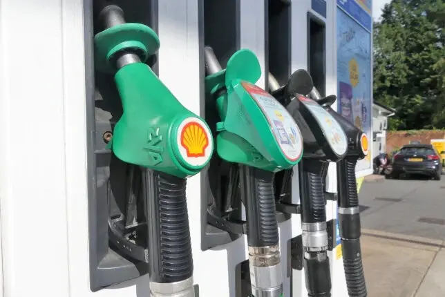 Elképesztő összeget kaszált a Shell a magas üzemanyag árakon, miközben az átlag emberek nyögik a megélhetési válság terheit Angliában 1