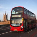 Több, mint 20 buszjáratot szüntetnek meg Londonban és még vagy 50 másikon változtatnak a pénzhiány miatt