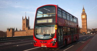 Több, mint 20 buszjáratot szüntetnek meg Londonban és még vagy 50 másikon változtatnak a pénzhiány miatt
