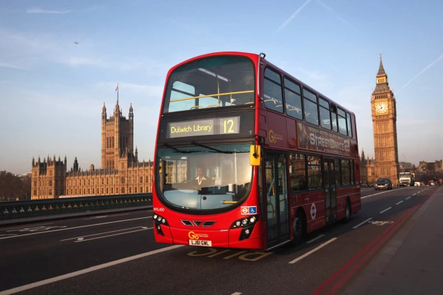 Több, mint 20 buszjáratot szüntetnek meg Londonban és még vagy 50 másikon változtatnak a pénzhiány miatt 1