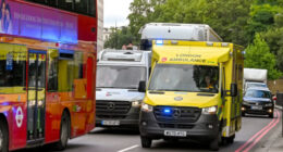 Akár £1,000-ra is megbüntethetnek Angliában ha az úton elengeded a mentőautót, de nem szabályosan 3
