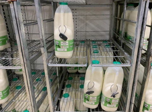 Az egyik Tescoban már a tejekre is elkezdtek lopásgátlót tenni Angliában, annyi a lopás 4