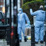 Egy 29 éves srácot leszúrtak, egy másik férfit pedig a rendőrök lőttek le Angliában