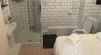 Kibérelt egy szobát Londonban, erre kapott egy fürdőszobát egy ággyal 2