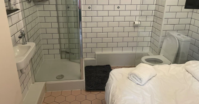 Kibérelt egy szobát Londonban, erre kapott egy fürdőszobát egy ággyal 1