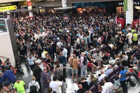 Hatalmas káosz lett a londoni reptéren, miután az egyik gép kereke felrobbant felszálláskor 4