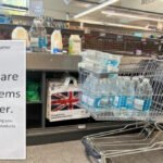 Az egyik Aldi Angliában már elkezdte limitálni, hogy mennyi vizet vehetnek a vásárlók