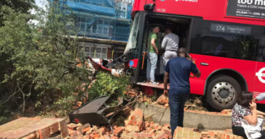 Hatan kórházban, miután falnak csapódott egy busz Londonban
