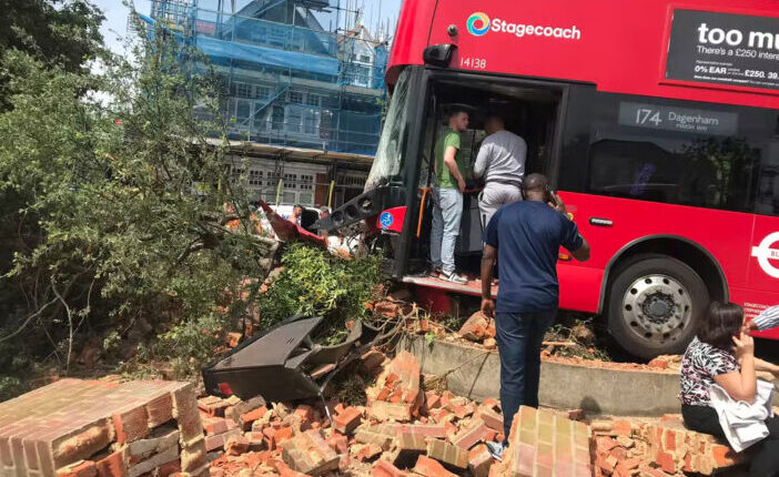 Hatan kórházban, miután falnak csapódott egy busz Londonban 1