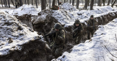 Az oroszok állítólag áttörték az ukránok védelmét, és a hírek szerint vagy 6000 gyereket hurcoltak el táborokba "politikai átnevelés" céljából