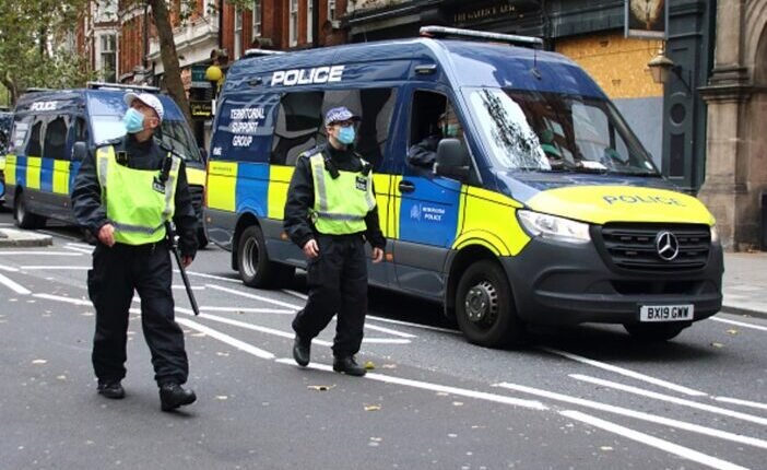 Gyalogosok közé hajtott egy kocsi Londonban: 1 kétéves kisgyermek életét vesztette