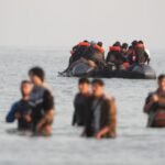 Megkezdődött a migránsok kitoloncolása Nagy-Britanniából a franciákkal kötött megállapodás szabályai szerint
