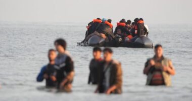 Megkezdődött a migránsok kitoloncolása Nagy-Britanniából a franciákkal kötött megállapodás szabályai szerint