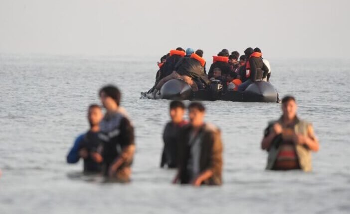 Megkezdődött a migránsok kitoloncolása Nagy-Britanniából a franciákkal kötött megállapodás szabályai szerint
