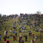 Elözönlötték az emberek a parkokat Londonban, a kormány „maradjunk otthon” utasítása ellenére