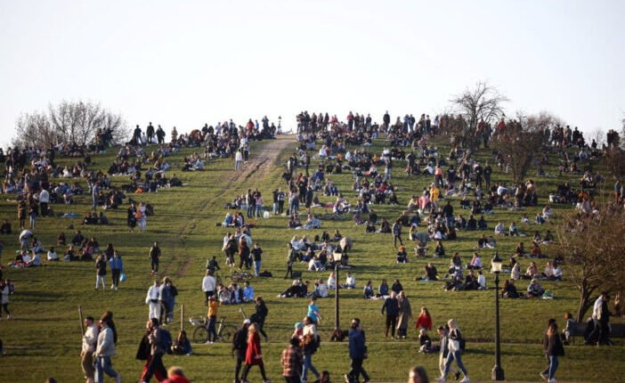 Elözönlötték az emberek a parkokat Londonban, a kormány „maradjunk otthon” utasítása ellenére