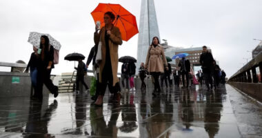 Rekordsebességgel nőnek a fizetések Nagy-Britanniában, de még ez is kevés: megdöbbentő új adatok