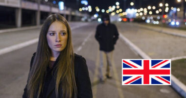 Kemény szigorítás jön: akár 2 év börtönt is kaphat, aki valakit követ, beszólogat, vagy szexuális jellegű megjegyzéseket tesz valakire az utcán Nagy-Britanniában 4