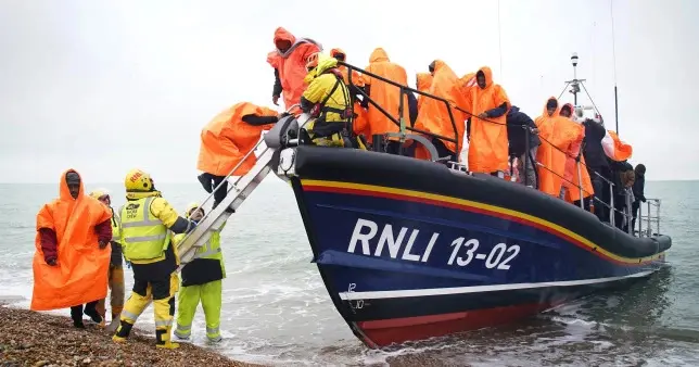 Döbbenetesen sok, rekord számú migráns vár arra, hogy Nagy-Britannia döntsön a sorsáról