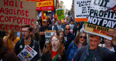 Hatalmas, országos sztrájksorozat jön decemberben Nagy-Britanniában és megvannak a dátumok: ápolók, postások, vasúthálózat, repülőterek, mentősök de még a koporsókészítők is…