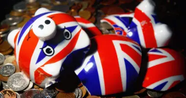 Komoly, adózással és a nyugdíjakkal kapcsolatos változtatást tervez a brit kormány, amely sok dolgozót érinthet 8