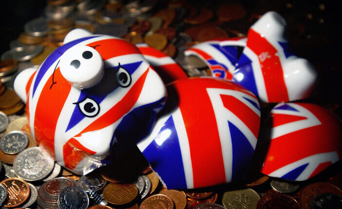 Komoly, adózással és a nyugdíjakkal kapcsolatos változtatást tervez a brit kormány, amely sok dolgozót érinthet 1