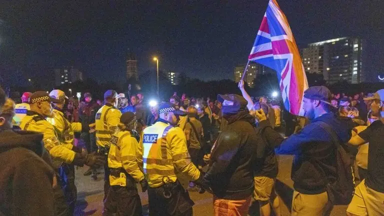 149 migráns érkezett egy gumicsónakkal Angliába – tüntetők vonultak ki és csaptak össze a rendőrökkel Gosportban 149 migráns érkezett egy gumicsónakkal Angliába – tüntetők vonultak ki és csaptak össze a rendőrökkel Gosportban