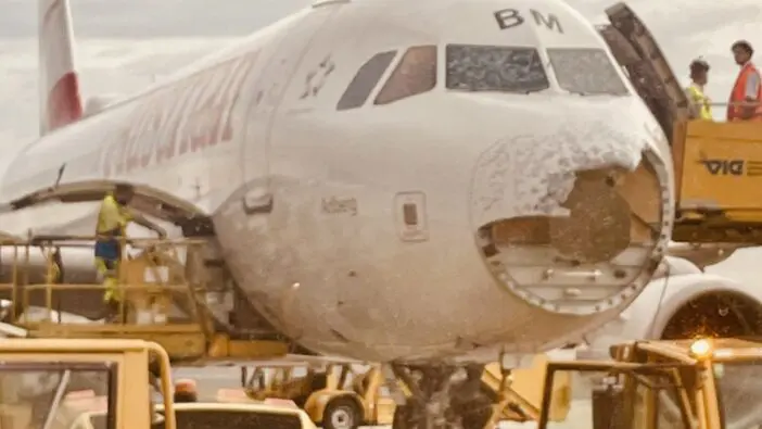 Egészen elképesztő sérüléseket okozott a jégeső és a vihar leszállás közben egy utasszállító repülőgépben Ausztria fölött 5