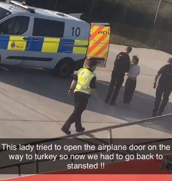 A levegőben próbálta meg kinyitni az ajtót egy részeg nő az egyik londoni járaton 5